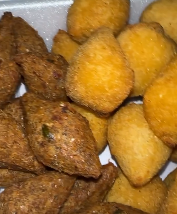 Salgados fritos: coxinhas e quibes artesanais